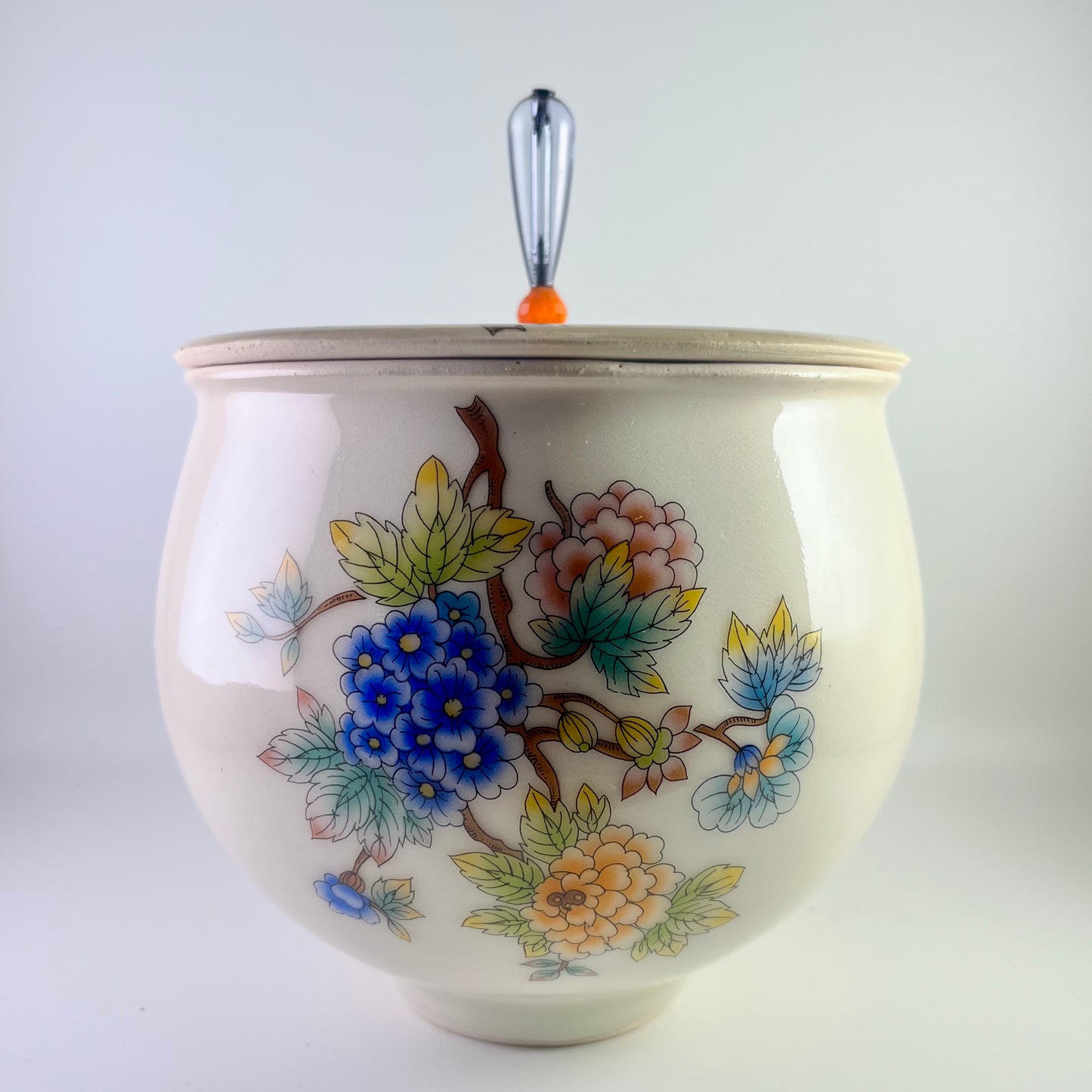 8. Dose mit Blüten