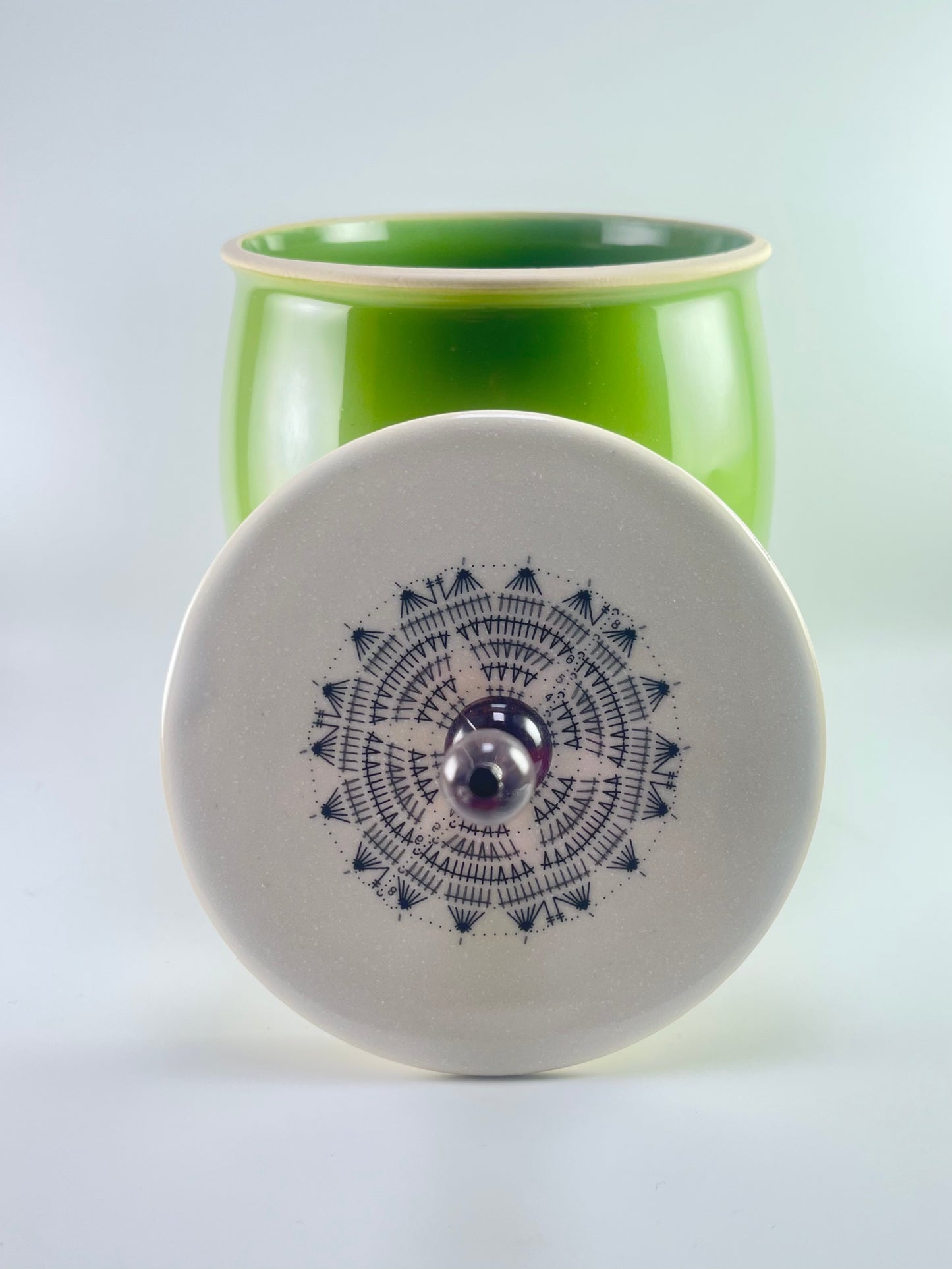 Green tin with ornamental lid Medium