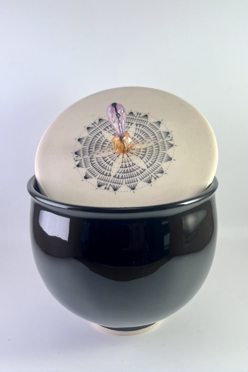 Schwarze Dose mit Ornamentdeckel Small